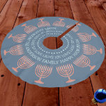 Saia Para Árvore De Natal De Poliéster Hanukkah Rustic Menorah Cute Blue Chrismukkah<br><div class="desc">Crie a saia personalizada perfeita da árvore Chanucá com o seu texto personalizado e uma série de menorras rústicas de madeira vermelha que circulam na fronteira desta rica saia azul. Quer você tenha um arbusto de Chanucá ou queira adicionar um toque de Chanukah à decoração de Natal, famílias mistas amarão...</div>