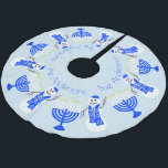 Saia Para Árvore De Natal De Poliéster Hanukkah Snowman E Família Menorah Chrismukka<br><div class="desc">Perfeito para famílias misturadas, esta saia da árvore do boneco de neve de Chrismukka também funciona lindamente numa celebração de Chrismukka. Use o modelo de texto para mudar The Andersons para seu nome de família, ano especial, Hanukkah Blessings ou removê-lo completamente apagando se preferir. Esse bonitinho bonitinho bonitinho bonitão com...</div>