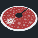 Saia Para Árvore De Natal De Poliéster Monograma Snowflake Árvore de Natal Camisa vermelh<br><div class="desc">Uma saia da árvore de Natal monograma. Camisa vermelha personalizável com flocos de neve brancos e borda branca. Floco de neve grande no centro da frente da saia onde você pode adicionar sua inicial. Uma saia de árvore de Natal personalizada com o monograma do sobrenome da sua família.</div>