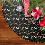 Saia Para Árvore De Natal De Poliéster Natal Cairn Terriers em Santa Hats Black<br><div class="desc">Este padrão bonito mostra nossos Terriers do Cairn vestindo Papai Noel com pinheiros de Natal verdes e brancos e bagas ocas sobre um fundo preto.</div>