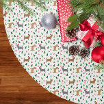 Saia Para Árvore De Natal De Poliéster Natal Cairn Terriers em Santa Hats White<br><div class="desc">Este padrão bonito mostra nossos Terriers do Cairn vestindo Papai Noel com pinheiros de Natal verdes e brancos e bagas ocas sobre um fundo preto.</div>