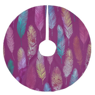 Saia Para Árvore De Natal De Poliéster Penas coloridas: padrão de fundo roxo.