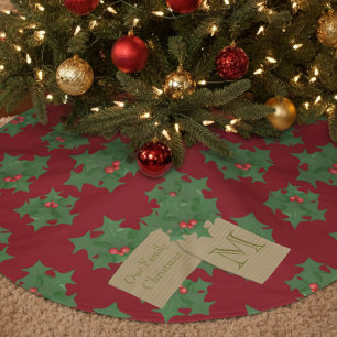 Saia Para Árvore De Natal De Poliéster Red and Green Holly Monogram Christmas Tree Skirt
