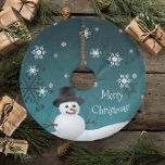 Saia Para Árvore De Natal De Poliéster Teal Snowman Winter Scense Christmas Tree Skirt<br><div class="desc">Traga o charme festivo para sua decoração de férias com esta saia de Natal Teal Snowman Winter Scene. Apresentando um design branco de um boneco de neve alegre em um chapéu cercado por uma cena de inverno de queda de neve e flocos de neve brancos, esta saia-árvore define o cenário...</div>