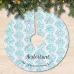 Saia Para Árvore De Natal De Poliéster Theme Shell Nome Família Beach House Teal<br><div class="desc">Adicione esta saia de na moda à sua decoração de férias na casa de praia. Com um padrão de conchas em turquesa em fundo branco é perfeito para suas festividades temidas na praia. Personalize-o mudando o nome para o seu próprio nome e para as outras palavras também,  se desejar.</div>