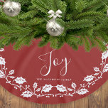 Saia Para Árvore De Natal De Poliéster White Christmas Holly Joy Red<br><div class="desc">Adicione esta saia festiva da árvore ao fundo da sua árvore de Natal. O fundo é um vermelho escuro e rico,  com uma borda de folhas brancas e holly e a palavra "Joy" no texto escrito à mão. O texto personalizado permite personalizar com um nome.</div>