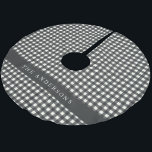 Saia Para Árvore De Natal De Poliéster Xadrez Vintage Black and White Gingham Personaliza<br><div class="desc">Celebrar os feriados com este ornamento clássico de xadrez, com um nome de família personalizado e um monograma. Projetado com um padrão de tartan eterno em verde e marinho profundos, este elegante saque adiciona um toque aconchegante à sua árvore de Natal. Um presente pensativo para os entes queridos ou uma...</div>