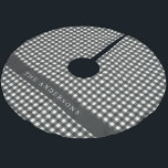 Saia Para Árvore De Natal De Poliéster Xadrez Vintage Black and White Gingham Personaliza<br><div class="desc">Celebrar os feriados com este ornamento clássico de xadrez, com um nome de família personalizado e um monograma. Projetado com um padrão de tartan eterno em verde e marinho profundos, este elegante saque adiciona um toque aconchegante à sua árvore de Natal. Um presente pensativo para os entes queridos ou uma...</div>