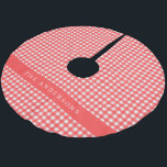 Saia Para Árvore De Natal De Poliéster Xadrez Vintage Red e White Gingham Personalizada<br><div class="desc">Traga uma sensação acolhedora e nostálgica para o seu decoro de férias com esta xadrez de gingham vermelha e branca, personalizada e escovada, saia da árvore de poliéster. O padrão clássico de xadrez adiciona um toque de encanto rústico, enquanto a opção de personalizar com um nome o torna uma manutenção...</div>