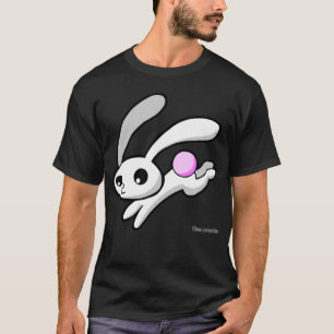 Salto o coelho com um t-shirt cor-de-rosa macio da