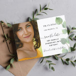 Salvar a data de aniversário do eucalipto verde fo<br><div class="desc">Uma foto moderna e elegante Salve o cartão Data. Um fundo branco chico decorado com verde de eucalipto. Personalize e adicione sua foto e detalhes.</div>