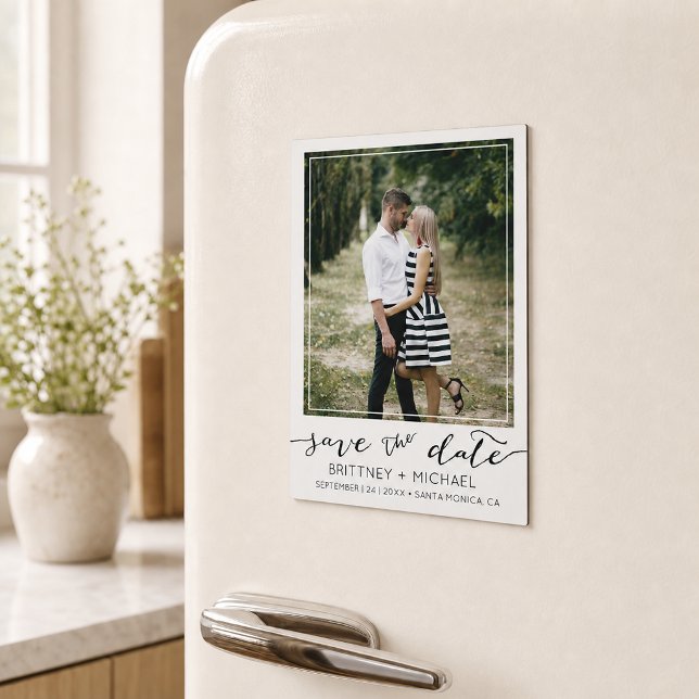 Salvar Data de Casamento com Foto Personalizada Mo (Announce your wedding with this modern custom photo save-the-date design. )