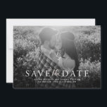 Salvar o cartão com fotos elegante de blush de dat<br><div class="desc">Compartilhe as notícias do seu noivado e casamento com esta única foto,  salve o cartão de data com um elegante tratamento de tipo em branco e em branco que fica na parte inferior de uma foto horizontal. A parte de trás é uma sombra de rosa pálido.</div>