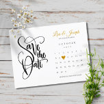 Salvar o Convite de Coração de Amor Dourado do Cal<br><div class="desc">Este cartão de salvamento bonito apresenta um carinho de amor de ouro bonito e calendário destacando sua data especial. O reverso apresenta um confete de coração dourado. Projetado por This isnotme © ***PARA MOVER O CORAÇÃO PARA A DATA ESPECIAL, OLHE PARA A DIREITA DA IMAGEM DO PRODUTO PARA ONDE DIZ...</div>