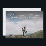 Salve a data do simples cartão com fotos branco co<br><div class="desc">Para um casal casual e com o dedo, esta horizontal de uma foto salva a data contém um guião branco escrito à mão e uma sala para os detalhes do grande dia da noiva e do noivo. Nesta versão, o texto fica no topo do quadro da foto. A parte de...</div>