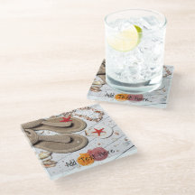 Sandálias, conchas e Starfish na praia