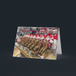 Santas em Cartões de natal<br><div class="desc">Uma fila de animados Santas andando a cavalo para transmitir sua mensagem de Natal pessoal.</div>