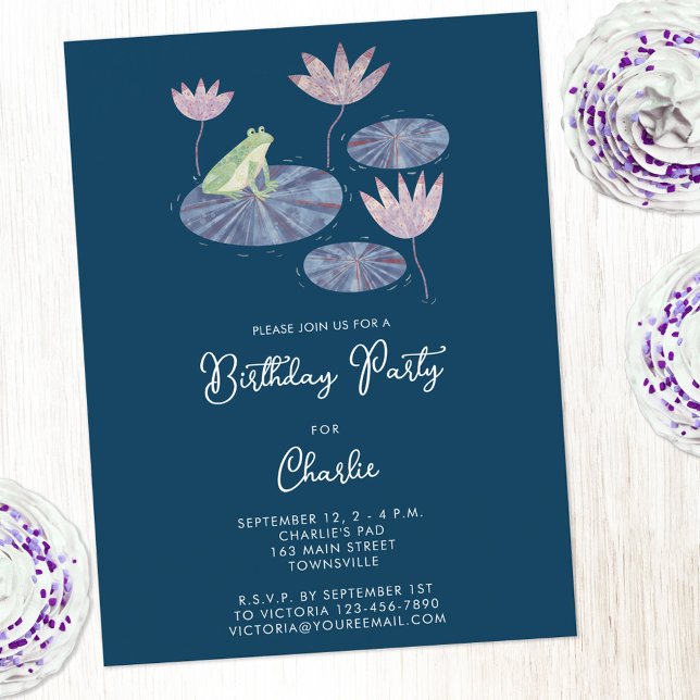 Sapo em um Convite de festas de Aniversário de cri (Cute frog themed kids birthday party invitation postcard with personalized custom text)