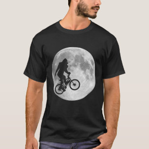 Sasquatch Bigfoot na bicicleta no céu com t-shirt