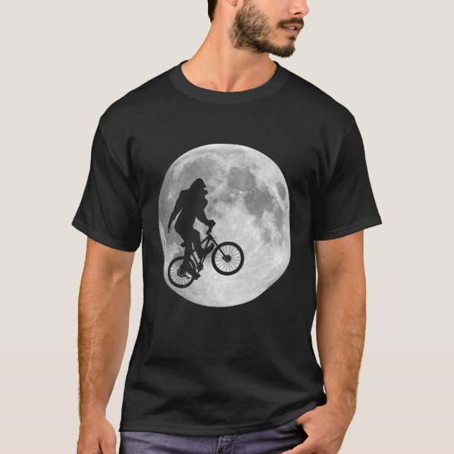 Sasquatch Bigfoot na bicicleta no céu com t-shirt (Frente)