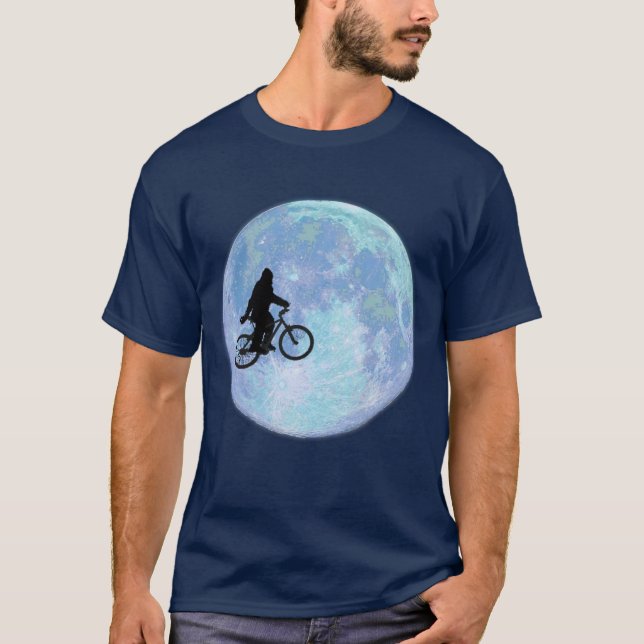 Sasquatch/Bigfoot na bicicleta no céu com t-shirt (Frente)