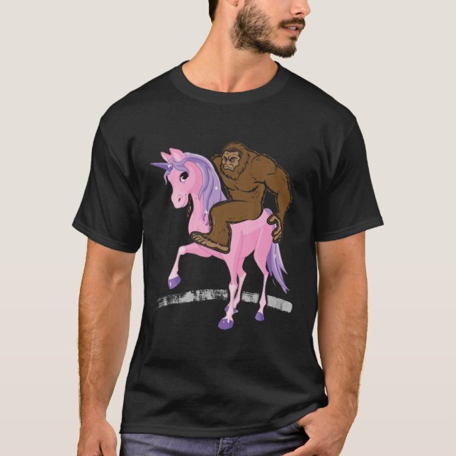Sasquatch de Camisa Bigfoot Andando no Unicorn Eng (Frente)