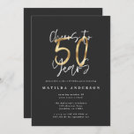 Saúde a 50 anos na moda preto e ouro<br><div class="desc">Anima-se com o convite de aniversário de na moda de 50 anos de efeito negro e ouro. Texto de script moderno monocromático design. Parte de uma coleção.</div>