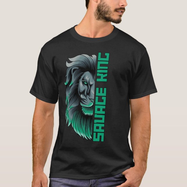 Savage King - Leão Negrito Inspirou T-Shirt (Frente)