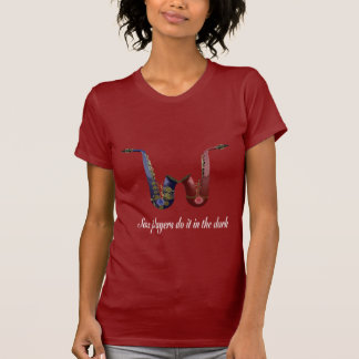 Saxofone na camisa escura de T
