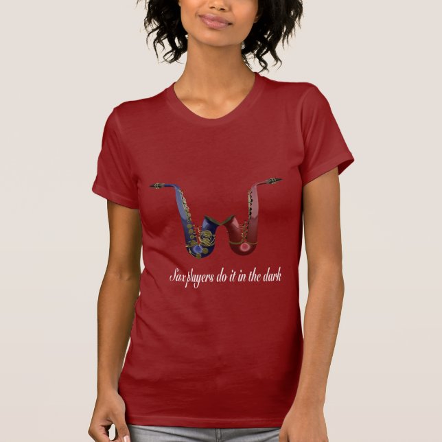 Saxofone na camisa escura de T (Frente)