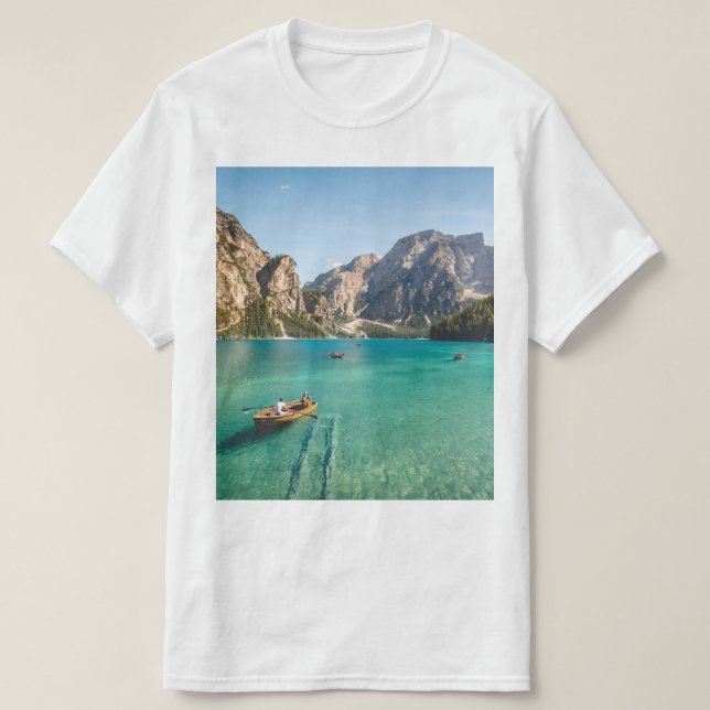 Scenic Mountain Lake Adventure T-Shirt (Frente do Design)
