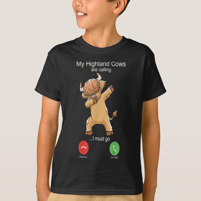 Scottish Highland Cow Cattle is Calling T-Shirt (Frente)