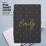 Script Dourado Simples de Bolinhas Preta Preta<br><div class="desc">Proteja seu iPad com estilo com este cobrir simples e moderno. Ele apresenta uma pequena bolinhas branca sobre um fundo preto e uma fonte de script manual de tom dourado moderno com seu nome. Atualize o modelo fácil de usar com sua escolha de nome. Crie seu próprio presente perfeito e...</div>