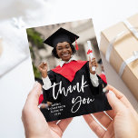 Script e foto casuais | Graduação Obrigado<br><div class="desc">Esse simples e moderno obrigado de graduação que você faz com que os cartões magnéticos apresentem a foto do formando,  com a tipografia casual de roteiro na moda.</div>