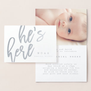 SCRIPT FONT ELE ESTÁ AQUI NO CARTÃO DE ANÚNCIO DE