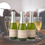 Script Simples Estilizado da Bridesmaid Beige<br><div class="desc">Etiquetas autoadesivas para as suas miniembalagens de vinho espumante que apresentam uma cor bege de tendência juntamente com a "Bridesmaid" impressa em escrita branca e estilizada. Uma ideia excelente para quando dá as damas de honra,  além de planejar uma festa de solteira!</div>
