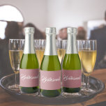 Script Simples Estilizado Dusty Rosa Bridesmaid<br><div class="desc">Etiquetas autoadesivas para as suas miniembalagens de vinho espumante que apresentam uma cor de rosa poeirento e tenra juntamente com a "Bridesmaid" impressa em guião branco e estilizado. Uma ideia excelente para quando dá as damas de honra,  além de planejar uma festa de solteira!</div>