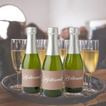 Script Simples Estilizado Mocha Bridesmaid<br><div class="desc">Etiquetas autoadesivas para as suas miniembalagens de vinho espumante que apresentam uma cor marrom mocha-tenda juntamente com a "Bridesmaid" impressa em guião branco e estilizado. Uma ideia excelente para quando dá as damas de honra,  além de planejar uma festa de solteira!</div>
