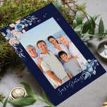 Seas e Saudações Foto Náutica De Natal<br><div class="desc">Este cartão de Natal moderno apresenta uma moldura de aquarela de conchas e flores cor-de-rosa e azuis suaves em volta da sua foto favorita com o texto "Seas & Saudações" e a sua mensagem personalizada no verso da tipografia moderna #natal #cartões de natal #personalizedholidaycards #personalizedholidycards #personalizedcards #cartões de fotos #mar...</div>