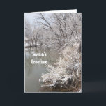 Seasons Greeting Modelo Card Winter Pond<br><div class="desc">Lagoa de inverno congelada com sol maduro pálido fornece um pano de fundo sutil para este cartões de natal clássico. Use os campos de modelo fácil para personalizá-lo para você,  sua família ou sua empresa.</div>