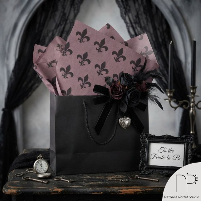 Seda Papel de Tecido Roxo Moody Fleur de Lis Gótico (Rich dusty pink gothic tissue paper featuring a fine-line fleur de lis pattern design.)