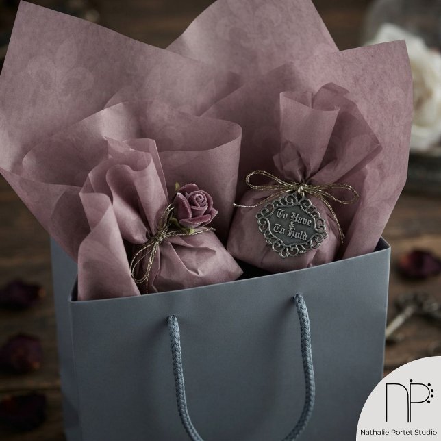 Seda Papel Tecido com Padrão Fleur de Lis Rosa Empoeira (Dusty pink fleur-de-lis pattern tissue paper featuring fine-line ink work and a chic noir aesthetic.)