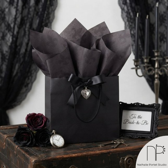 Seda Papel Tissue Flor de Lis Gótica Ameixa Sombria (Rich eggplant purple gothic tissue paper featuring a fine-line fleur de lis pattern design.)