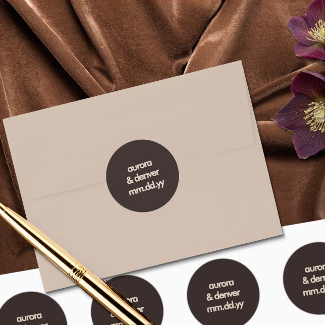Selo Adesivo Envelope Casamento Marrom Retrô (Bride & Groom name sticker from the Casual Brown Plaid wedding collection by Darling & May)