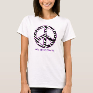 Selvagem sobre o roxo branco do preto do t-shirt