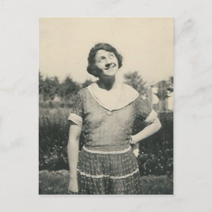 senhora com um cartão postal engraçado