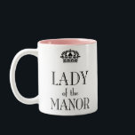 Senhora da caneca Manor<br><div class="desc">A senhora da mansão deveria ter uma xícara adequada. Um presente de excelente para a senhora na sua vida e fãs de dramas menstruais britânicos.</div>