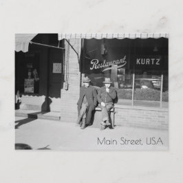 Sentado no cartão postal da rua principal