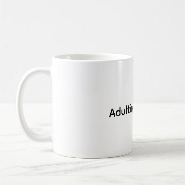 Ser adulto é uma fraude caneca de café engraçada (Esquerda)