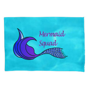 Sereia com travesseiro roxo de cauda de sereia